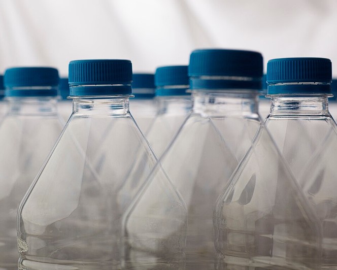 ekoloska steta so plastika i voda vo plasticni sisinja